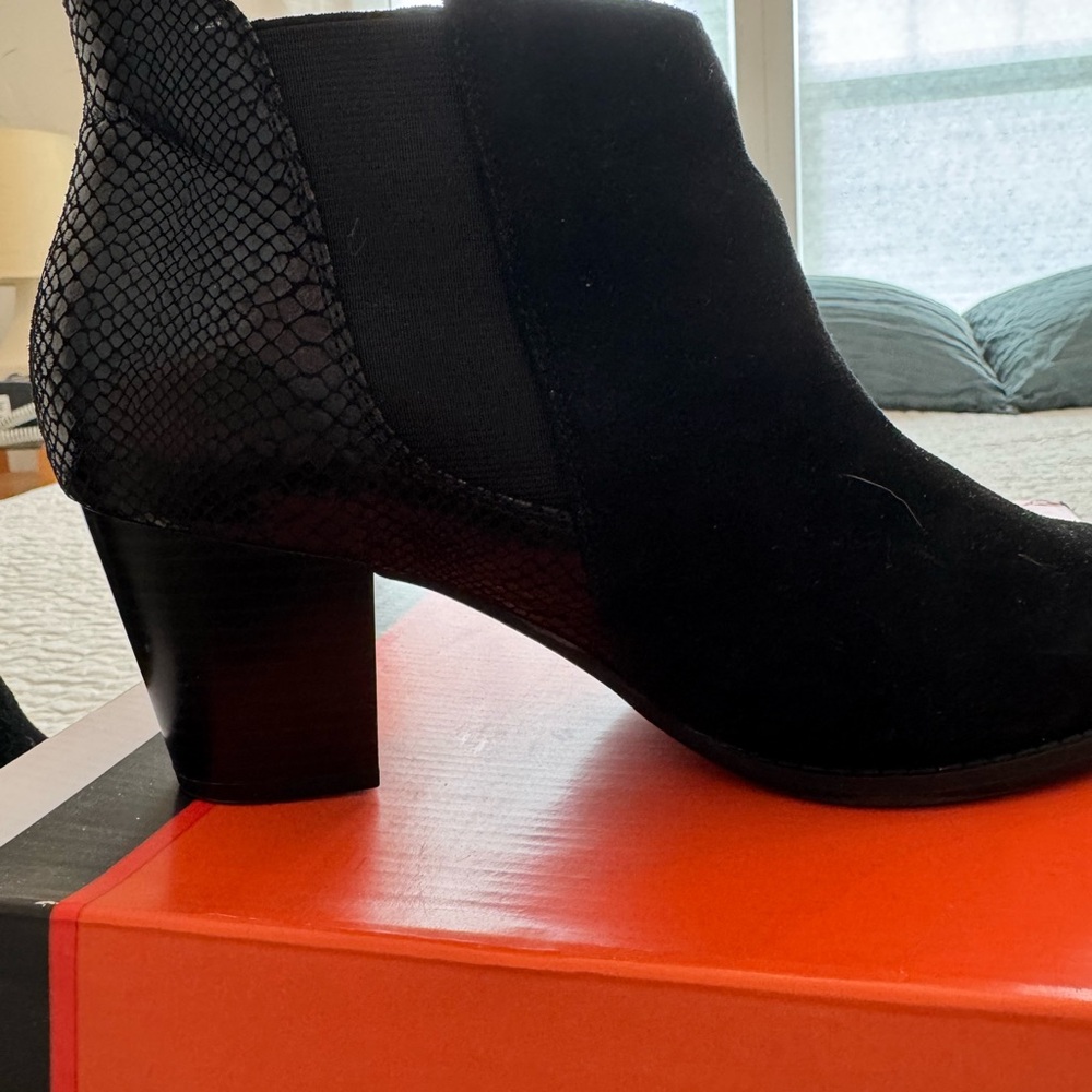 Vionic Anne black suede/snake bootie w/tassel zip 9.5W like new/worn only once - Picture 4 of 11